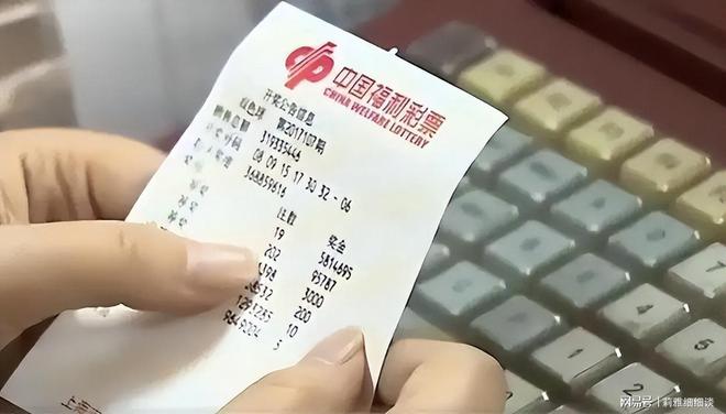 故事：女老师中1000万后神秘失踪7年后母亲在后院将其挖出(图2)